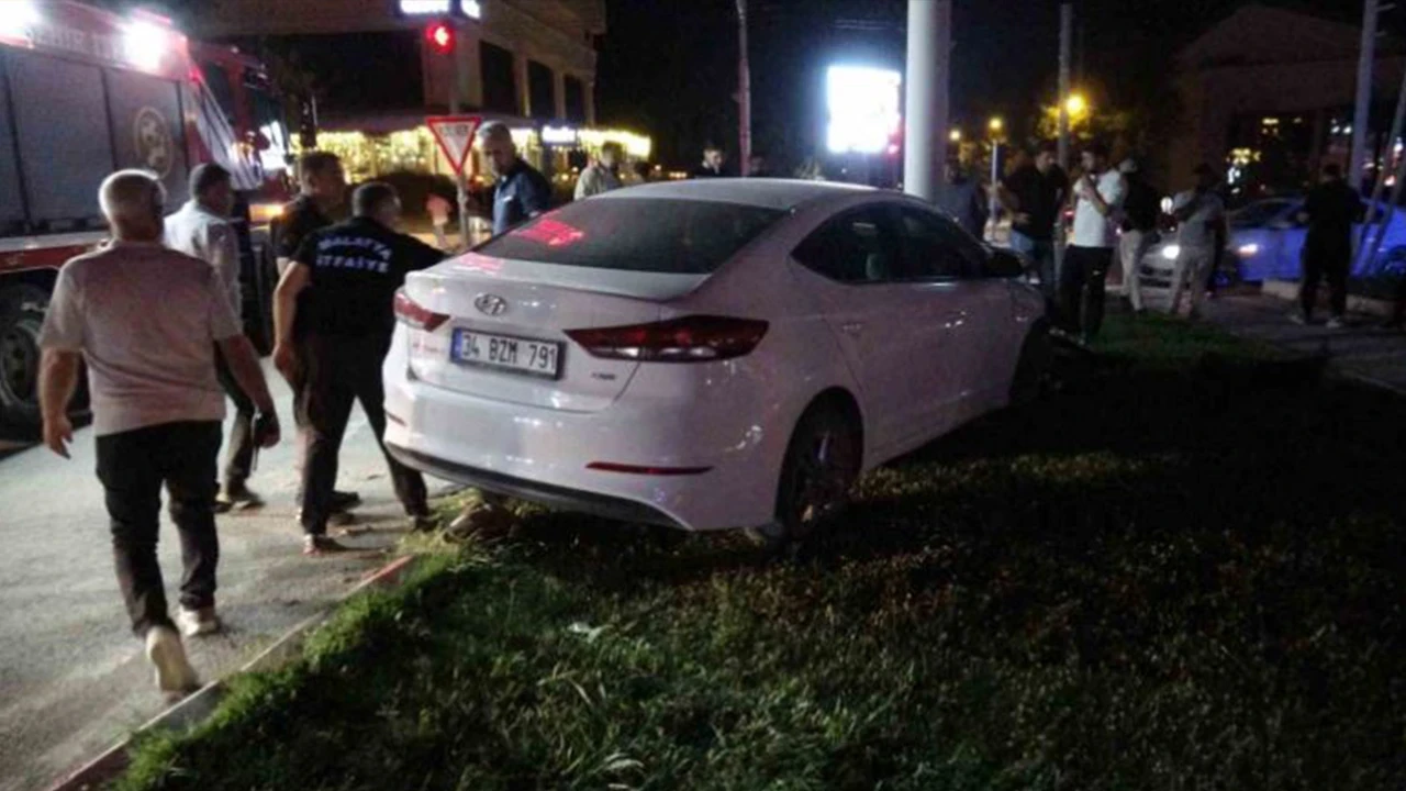 Otomobil, trambüs direğine çarptı: Yaralı sürücü ambulanstan kaçtı