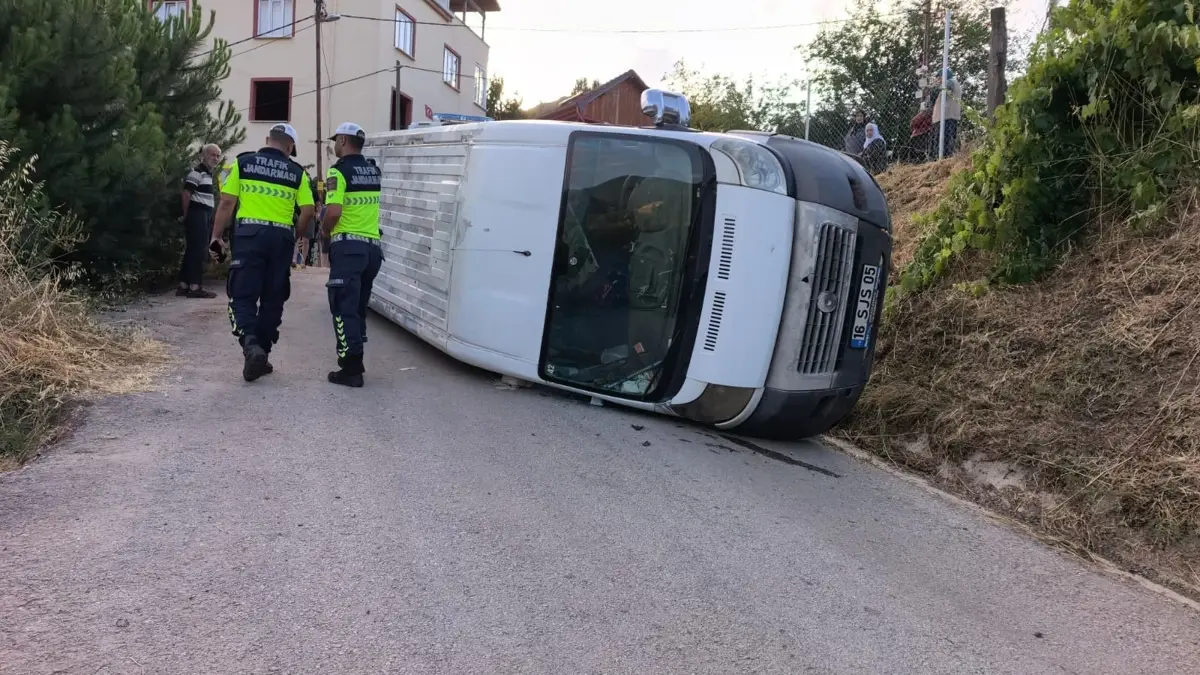 İnegöl'de tarım işçilerini taşıyan servis minibüsü devrildi: 7 kişi yaralandı
