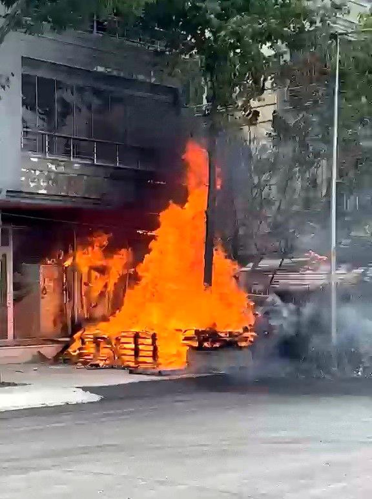 Yangında 5 kişi dumandan etkilendi