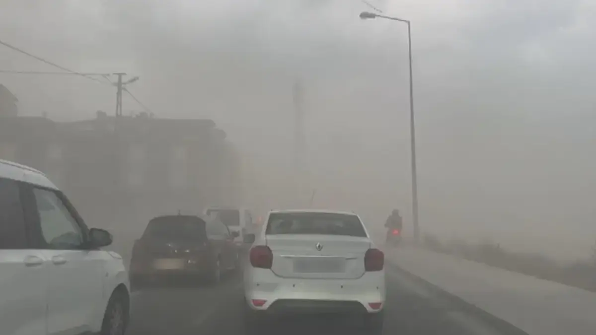 Meteoroloji uyarmıştı! İstanbul'da fırtına etkili oldu