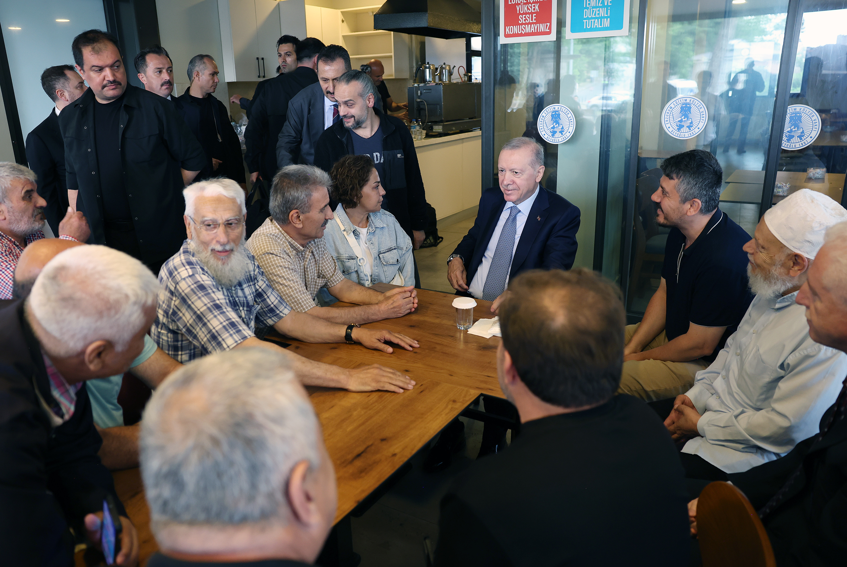 Cumhurbaşkanı Erdoğan Beyoğlu'nda vatandaşlarla buluştu