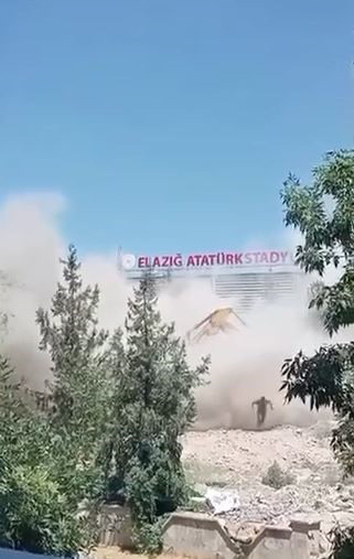 Elazığ'da yıkım faciası: Operatör son anda kaçtı