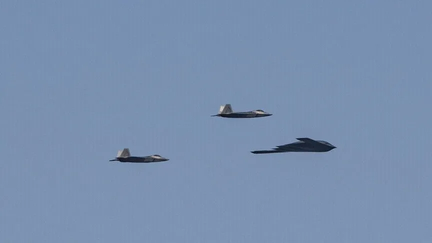 İsrail devlet televizyonu: ABD'ye ait F-22 hayalet savaş uçakları İsrail'den ayrıldı