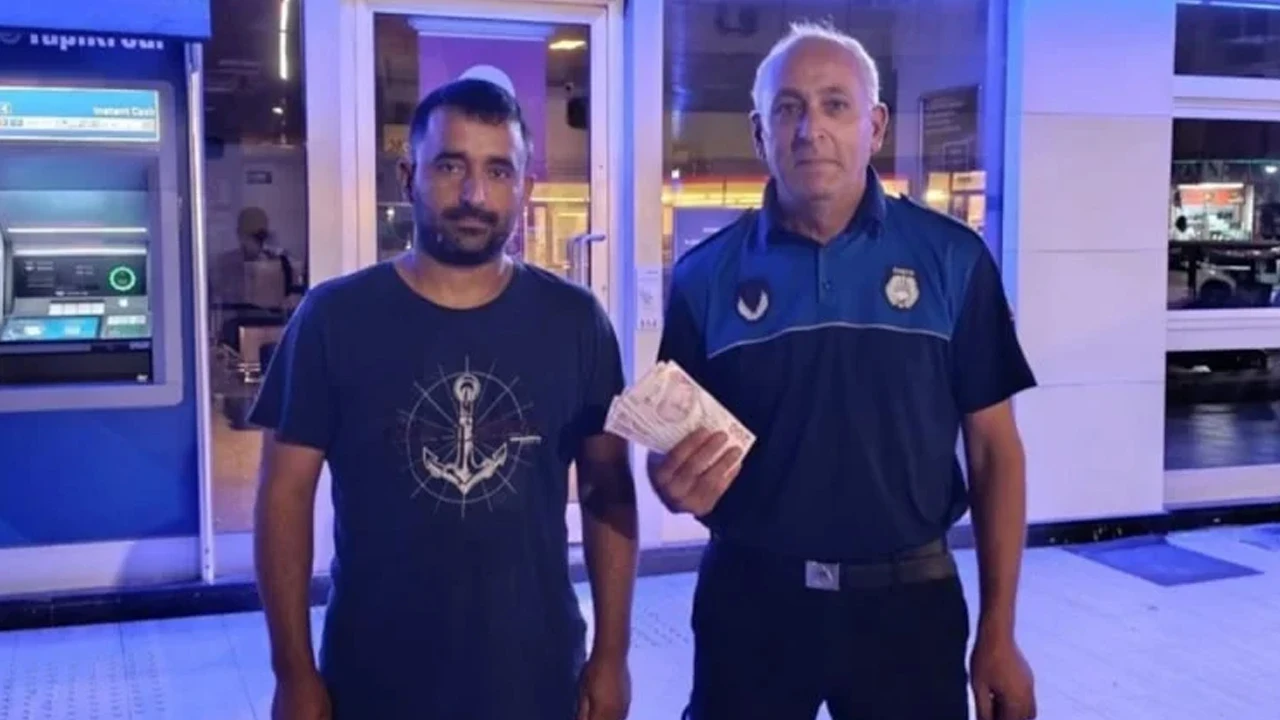 ATM'de yüklü miktarda para buldu: İlk işi ekipleri aramak oldu