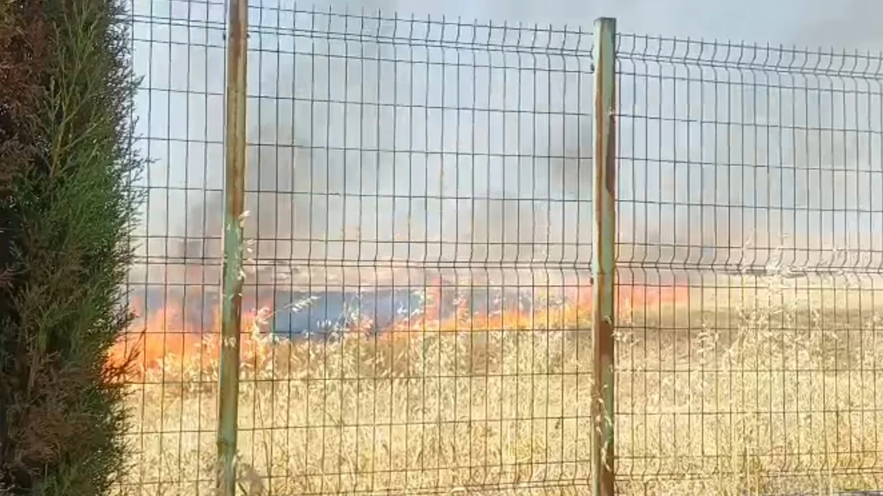 Anız yangını okula sıçramadan kontrol altına alındı