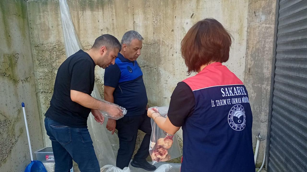 Sakarya'da 5 ton etiketsiz et ürünü imha edildi