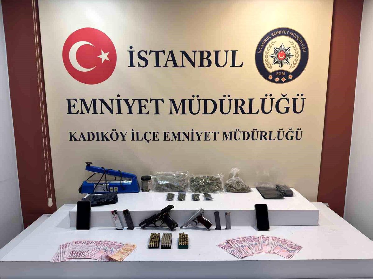 Kadıköy'de "dur" ihtarına uymayan şüphelilerden çok miktarda uyuşturucu madde ve ruhsatsız silah çıktı
