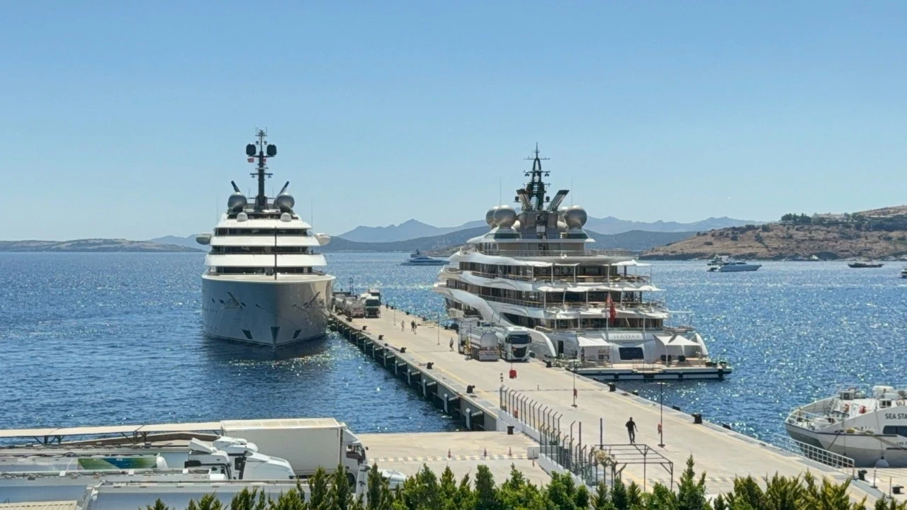 Bodrum’da süper yatlara 21 tankerle 600 bin litre yakıt ikmali