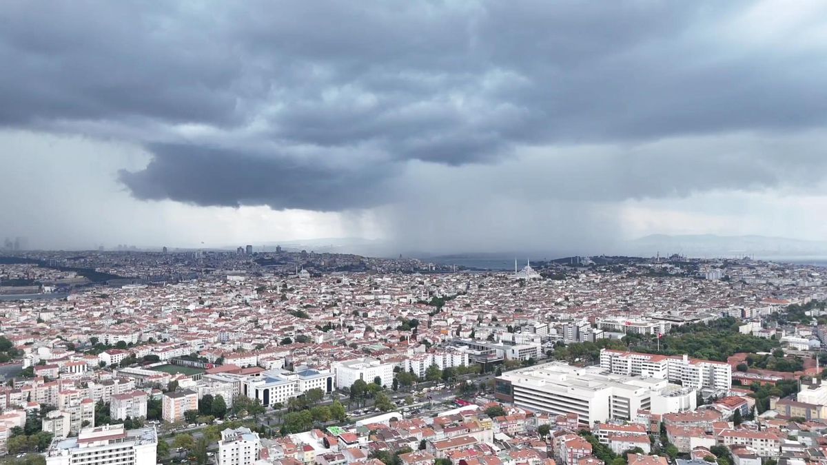 İstanbul'da gökyüzü kara bulutla kaplandı / Dron görüntüsüyle