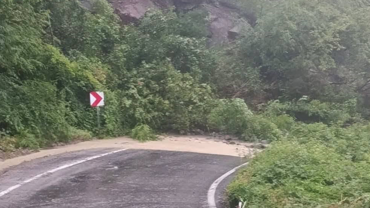 Heyelan nedeniyle ulaşıma kapanan Cide-Doğanyurt yolu ulaşıma açıldı