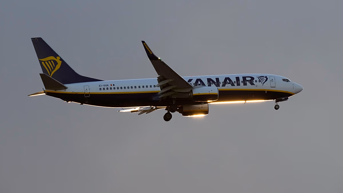 Selanik'ten kalkan Ryanair uçağında panik: Motor parçası camı kırdı