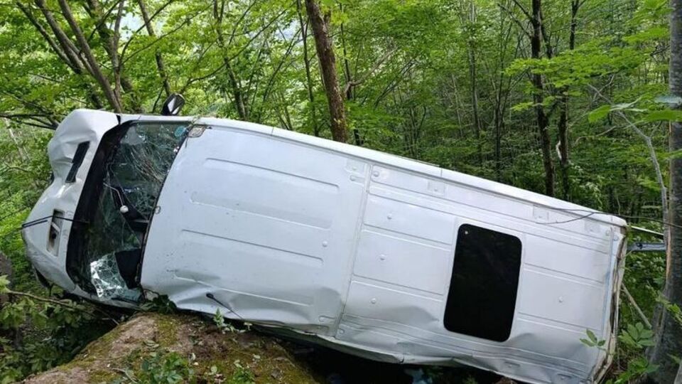 11 yaralı! Minibüs şarampole yuvarlandı