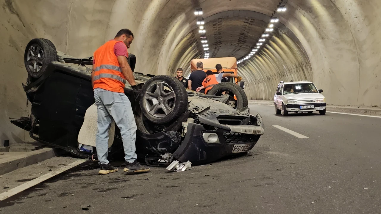 Zongudak’ta feci kaza: Tıra çarpan araç takla attı