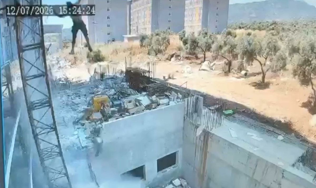 Çalıştığı inşaatta iskeleden düşen işçi ağır yaralandı; olay kamerada
