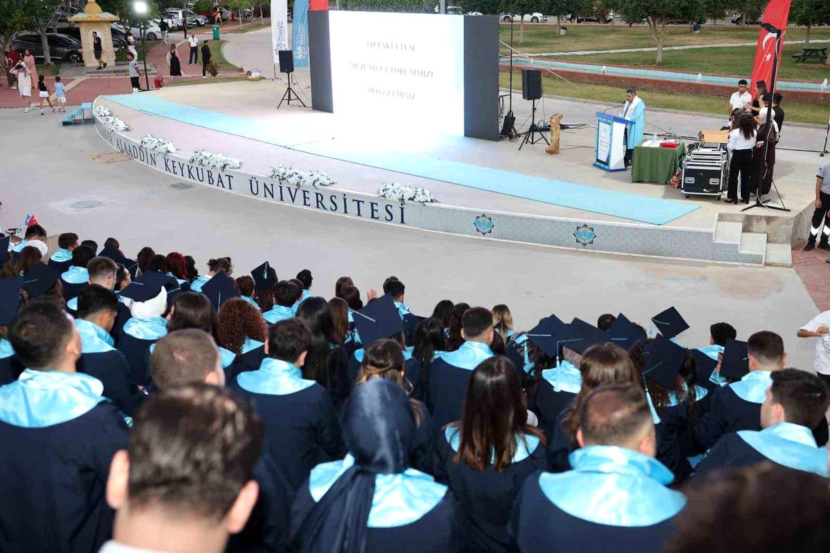 ALKÜ Tıp Fakültesi'nde 90 genç hekim mezun oldu