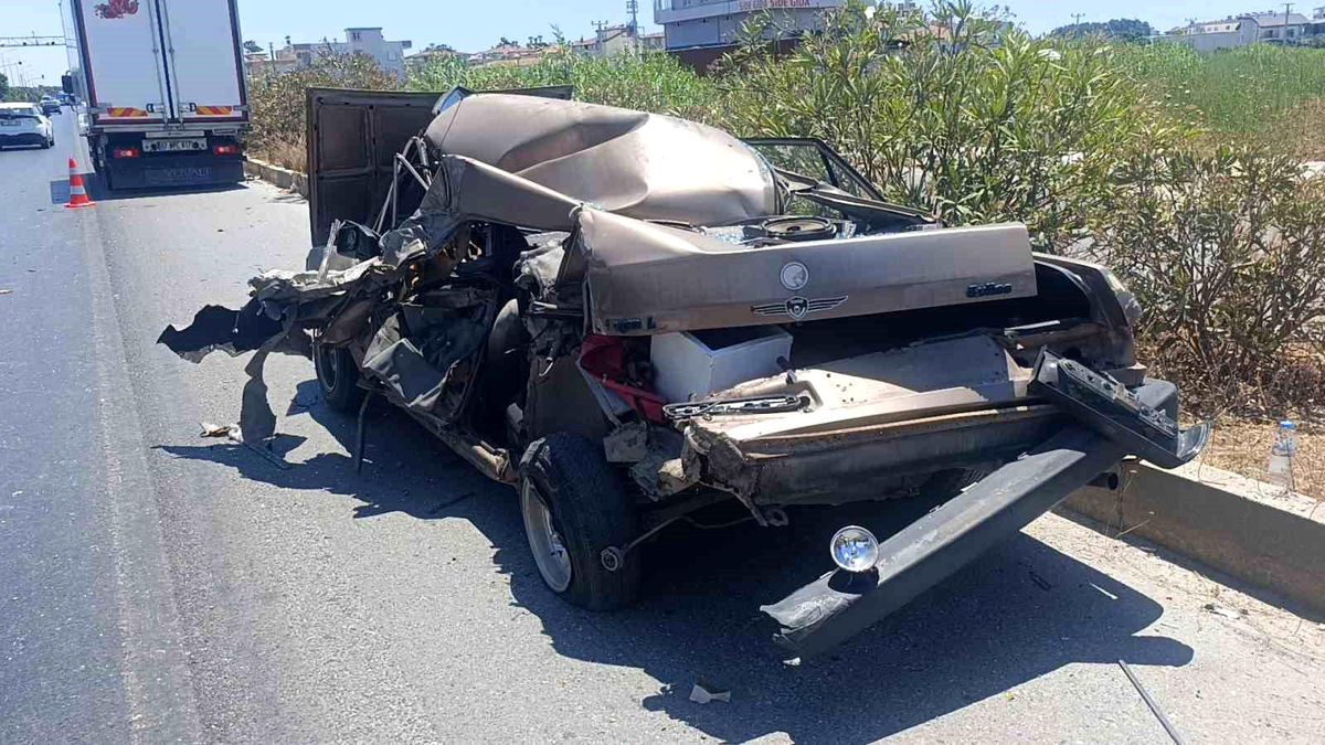 Kamyonun çarptığı Fiat Tofaş hurdaya döndü: Camdan dışarı atlayan sürücü hafif yaralı olarak kurtuldu