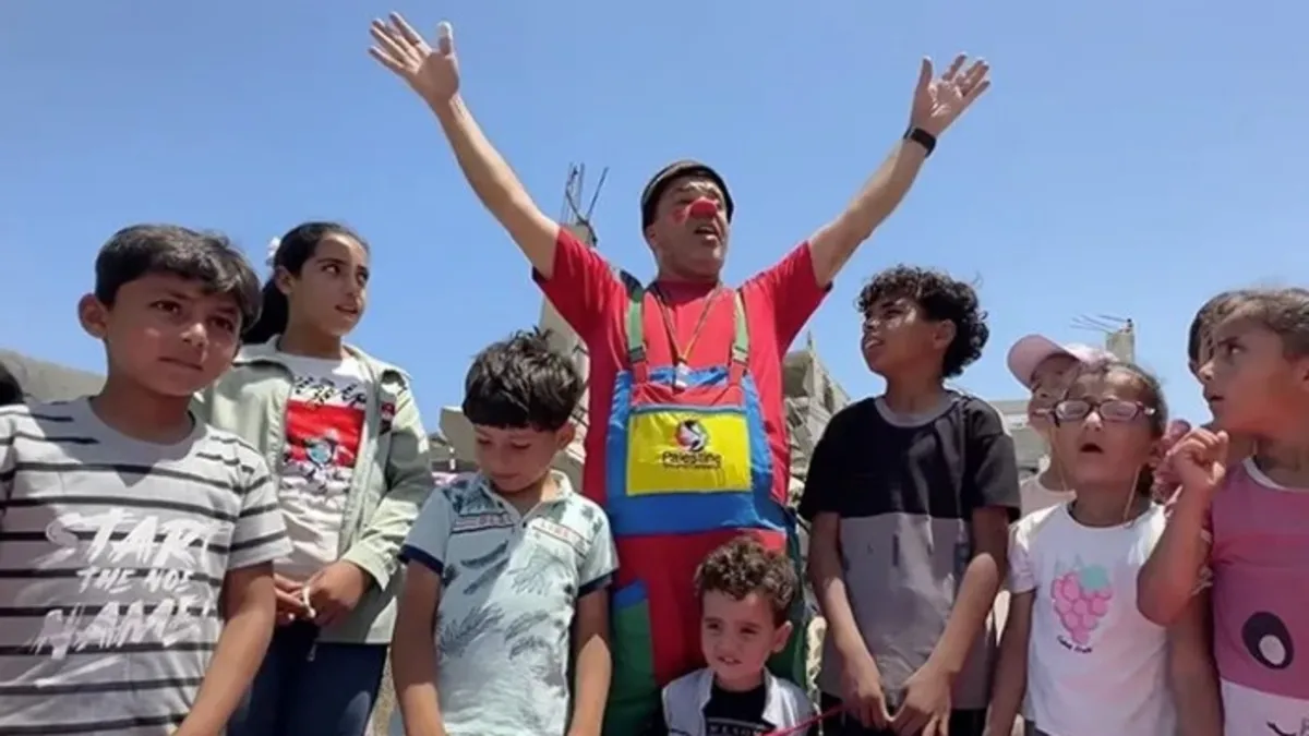 Filistinli animatör Gazze'nin yaralı çocuklarına tebessüm oldu