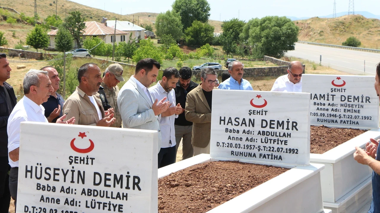 Bingöl'de teröristlerin öldürdüğü 3 kardeş mezarı başında anıldı