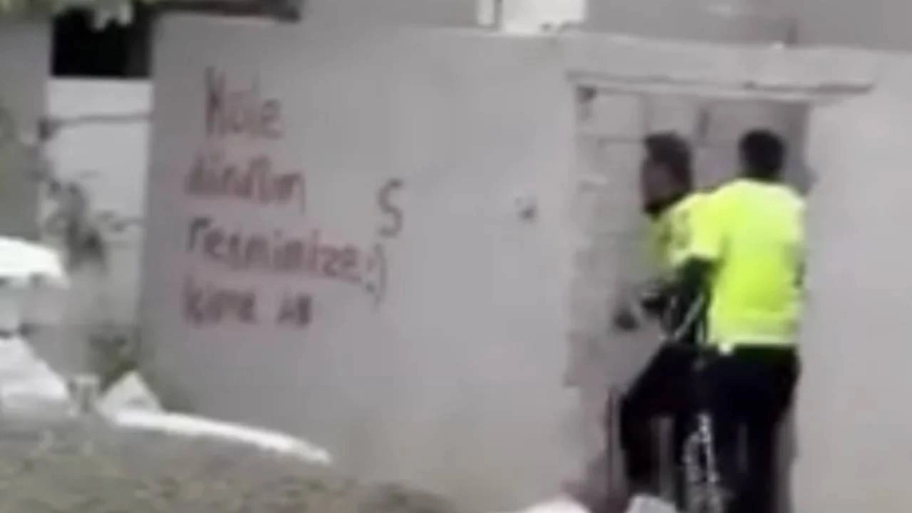 Skandal görüntüler! İki polis vatandaşı köşeye çekip dövdü.. Soruşturma başlatıldı