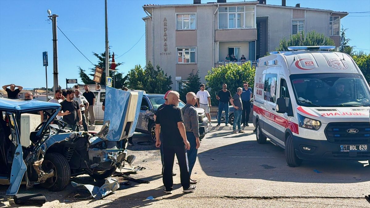 Kocaeli'de otomobil ile cipin çarpıştığı kazada 3 kişi yaralandı