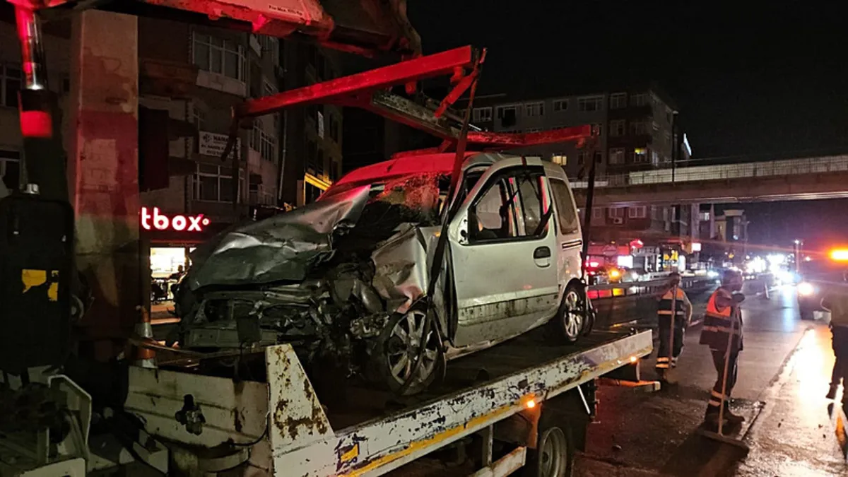 Küçükçekmece'de makas atan sürücü iki araca çarptı: Yaralılar var