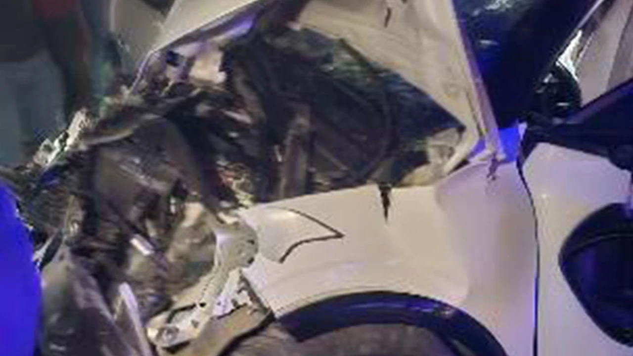 Servis minibüsü ile otomobilin çarpıştığı kaza kamerada: 8 yaralı