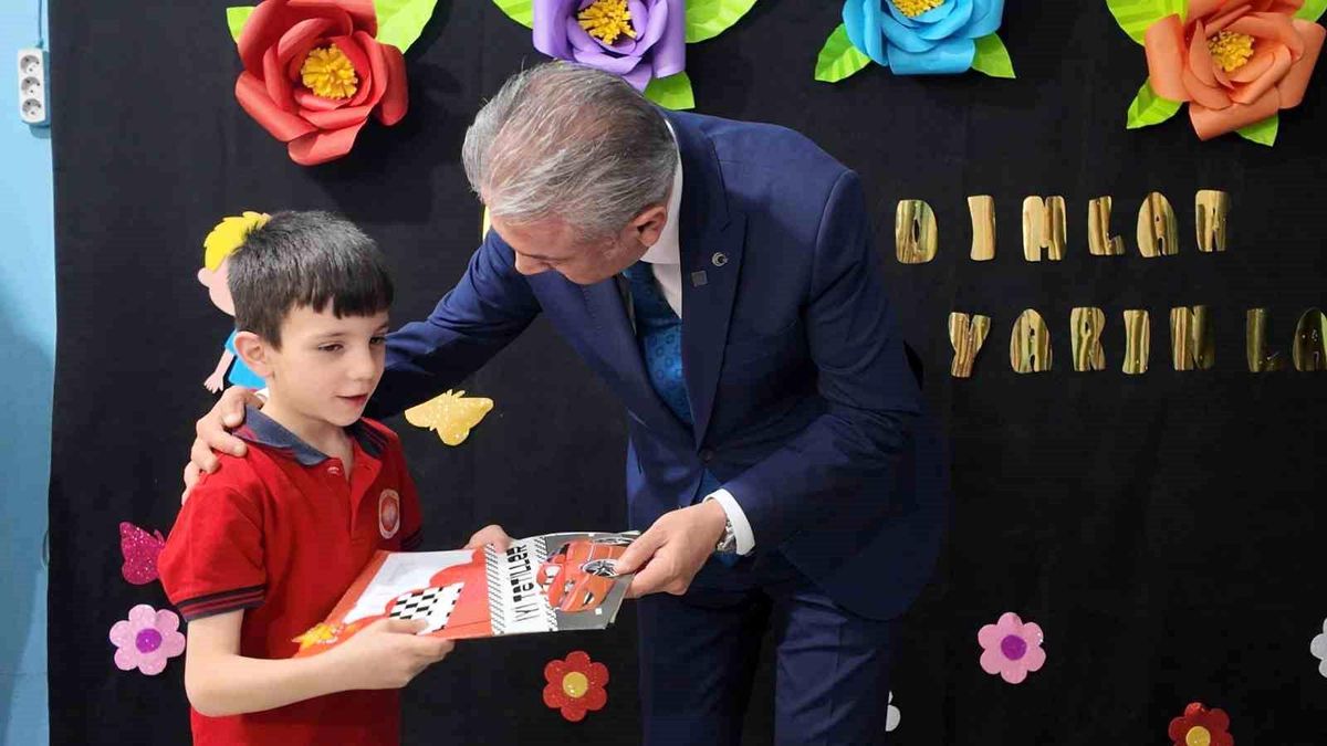 Mardin Valisi Akkoyun öğrencilerin karne sevincine ortak oldu