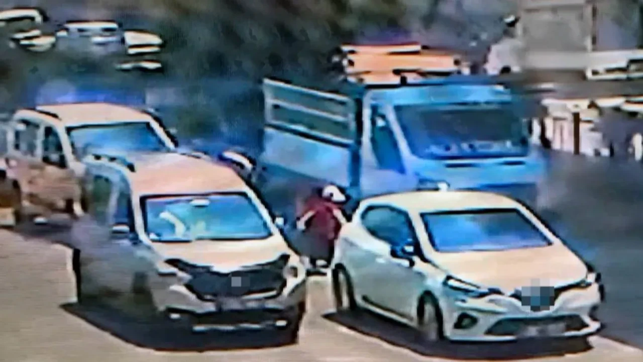 Adana'da feci kaza! 4 yaşındaki Halil iki aracın altında kaldı sürücülerden biri kaçtı diğeri hastaneye yetiştirdi