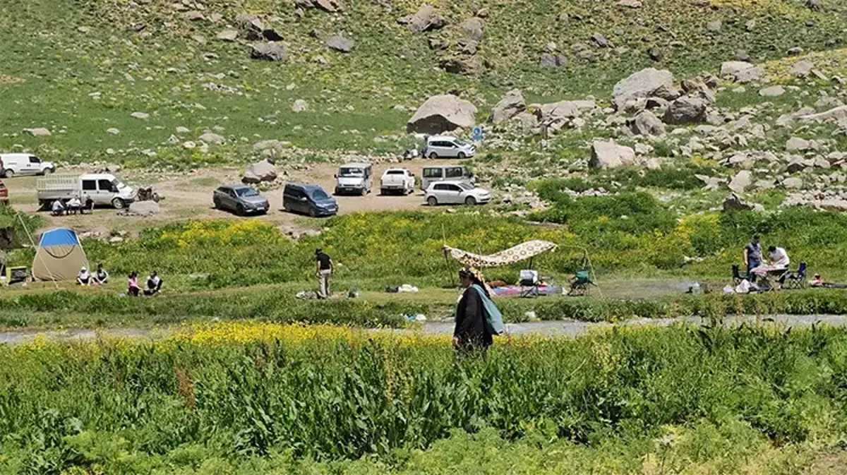 Yaz sıcağında bir doğa harikası: Cennet cehennem vadisi ziyaretçi akınına uğradı