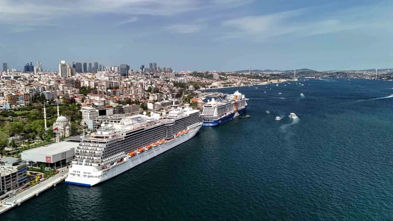 Kilit kavşakta karne tatili trafiği: Kazalarla kuyruk uzadı