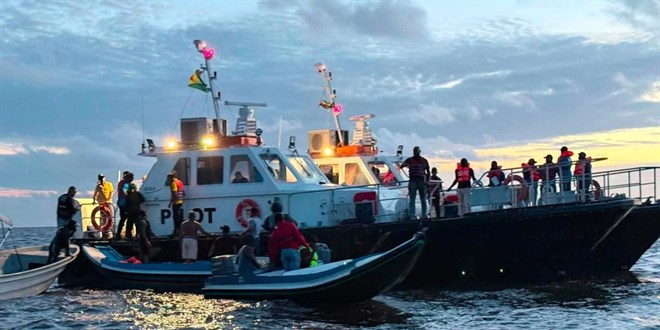 Guyana açıklarında 116 yolcuyu taşıyan feribot alabora oldu