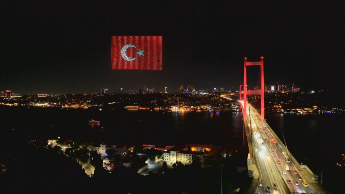 15 Temmuz'un 10. Yılında Şehitler Köprüsü'nde Dron Gösterisi