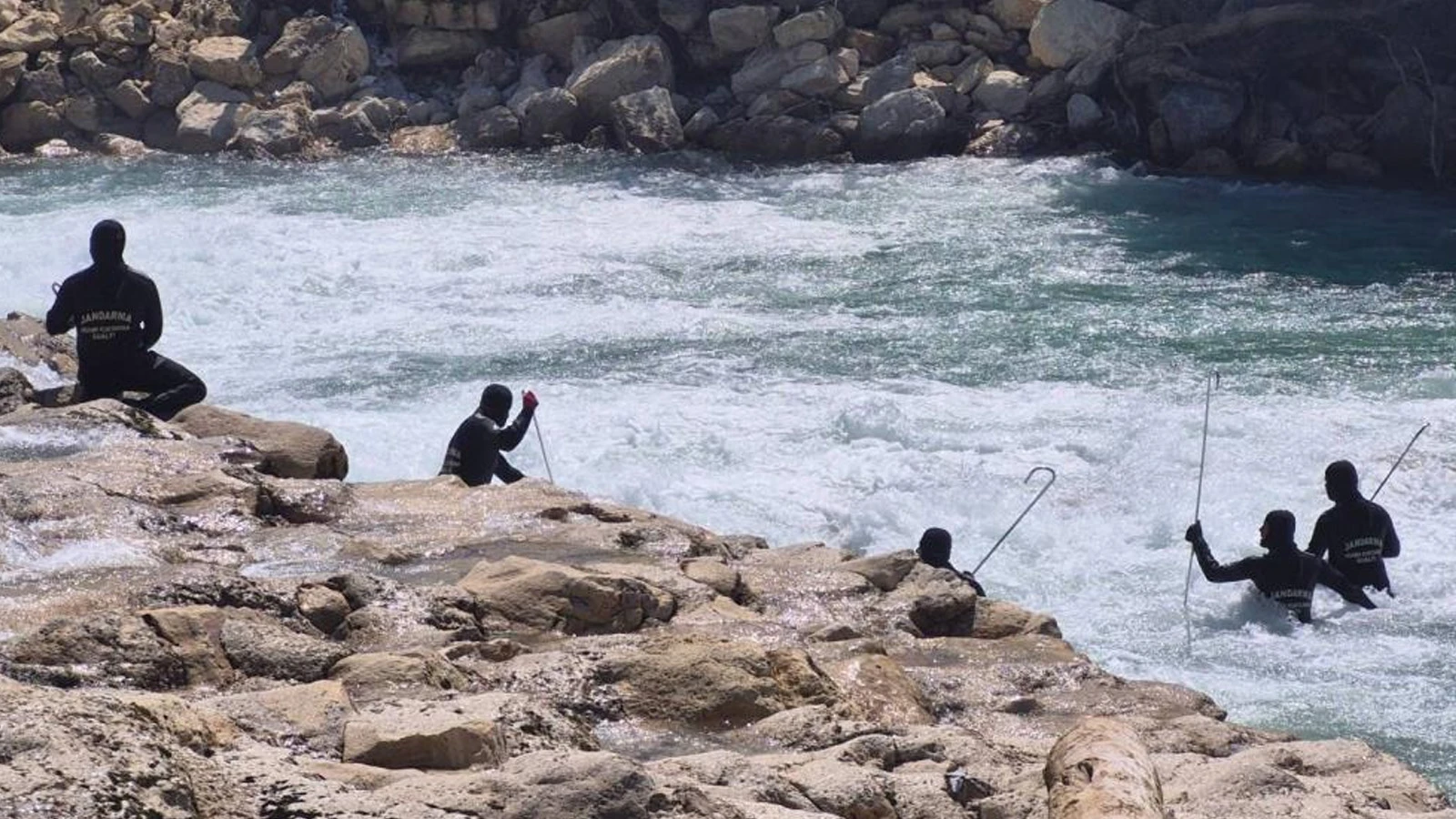 Antalya'da çayda kaybolan genci arama çalışmaları sürüyor
