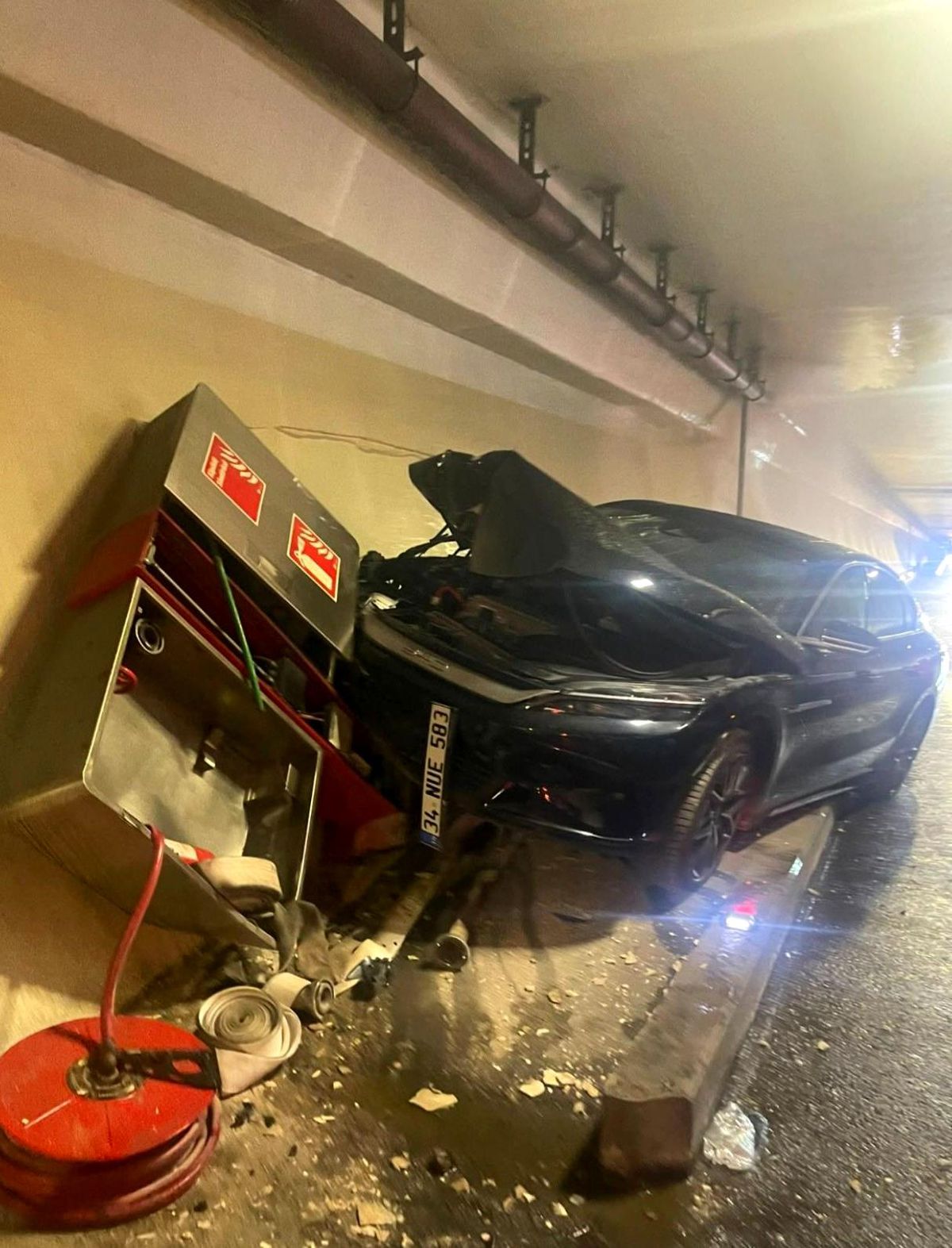 Avrasya Tüneli'nde otomobil, itfaiyeye ait yangın panosuna çarptı