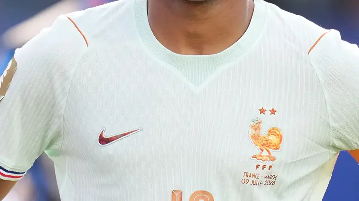 Fransa milli takımında oynadı, 2. Lig takımına transfer oldu