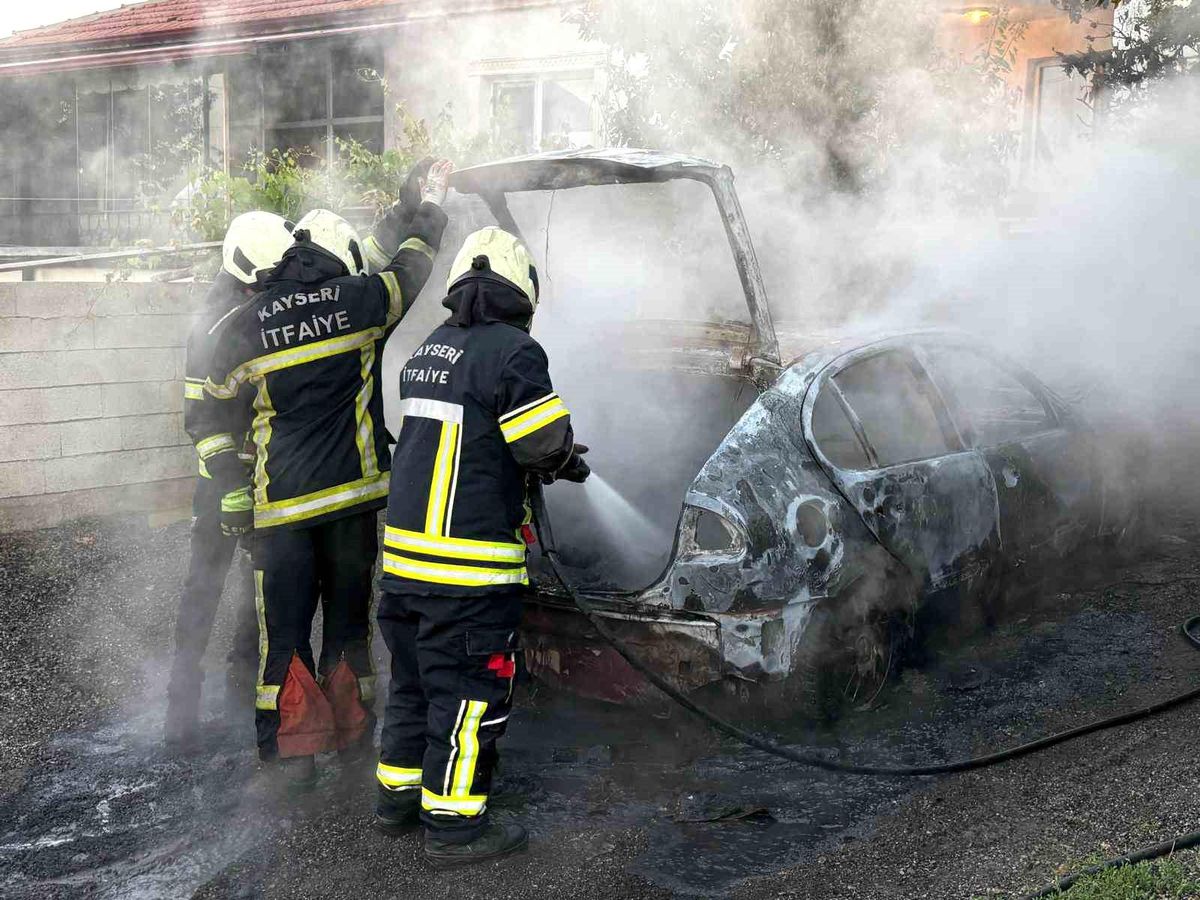 Müstakil evin otoparkında alev alan otomobil küle döndü