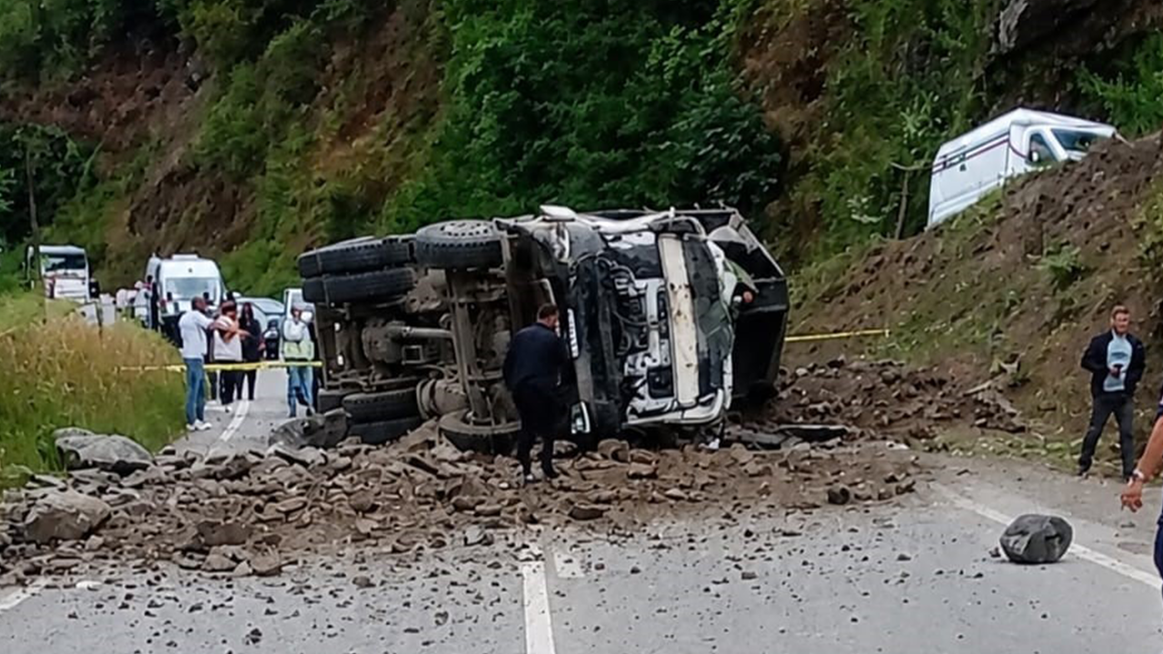 Hafriyat kamyonu yola devrildi: 1 yaralı