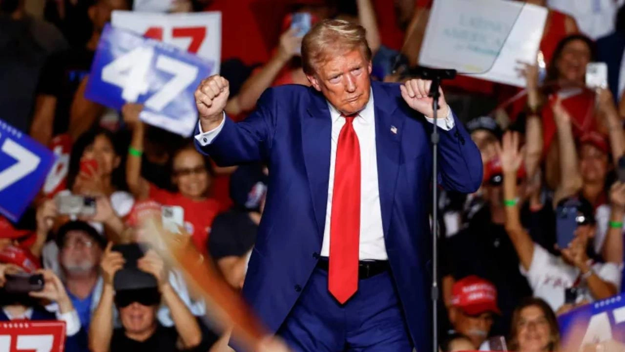 Trump'ı bire bir taklit eden adamın hareketleri sosyal medyayı kahkahaya boğdu!