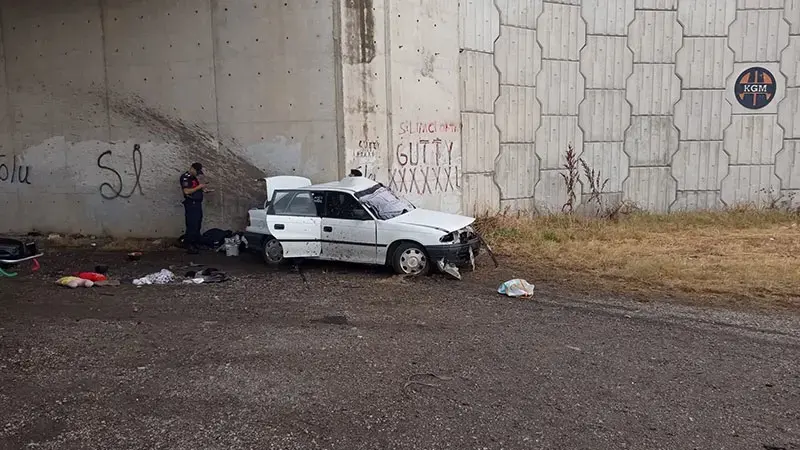 Bursa'da otomobil köprü altındaki beton duvara çarptı: 3 ölü 2 yaralı