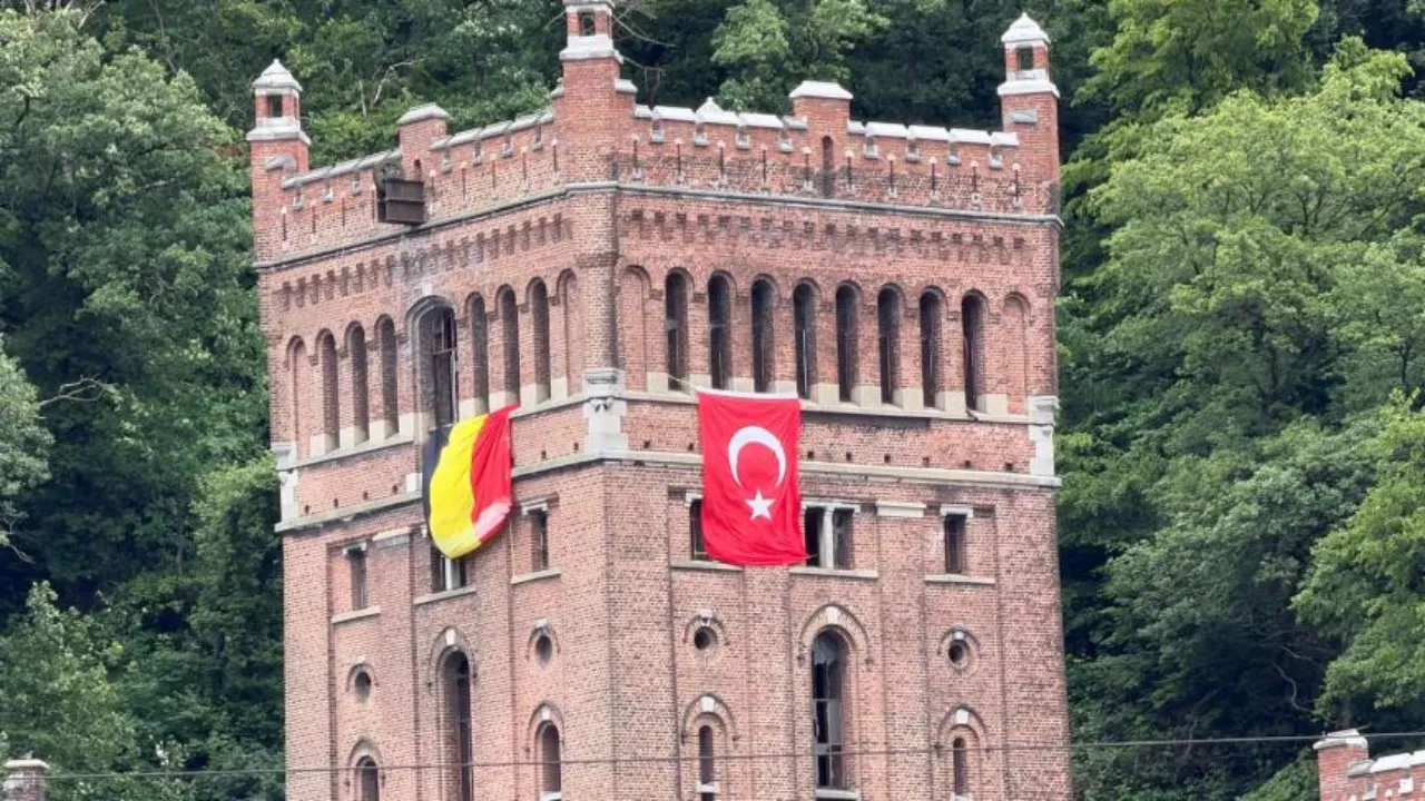 Belçika Türk bayrağını konuşuyor!