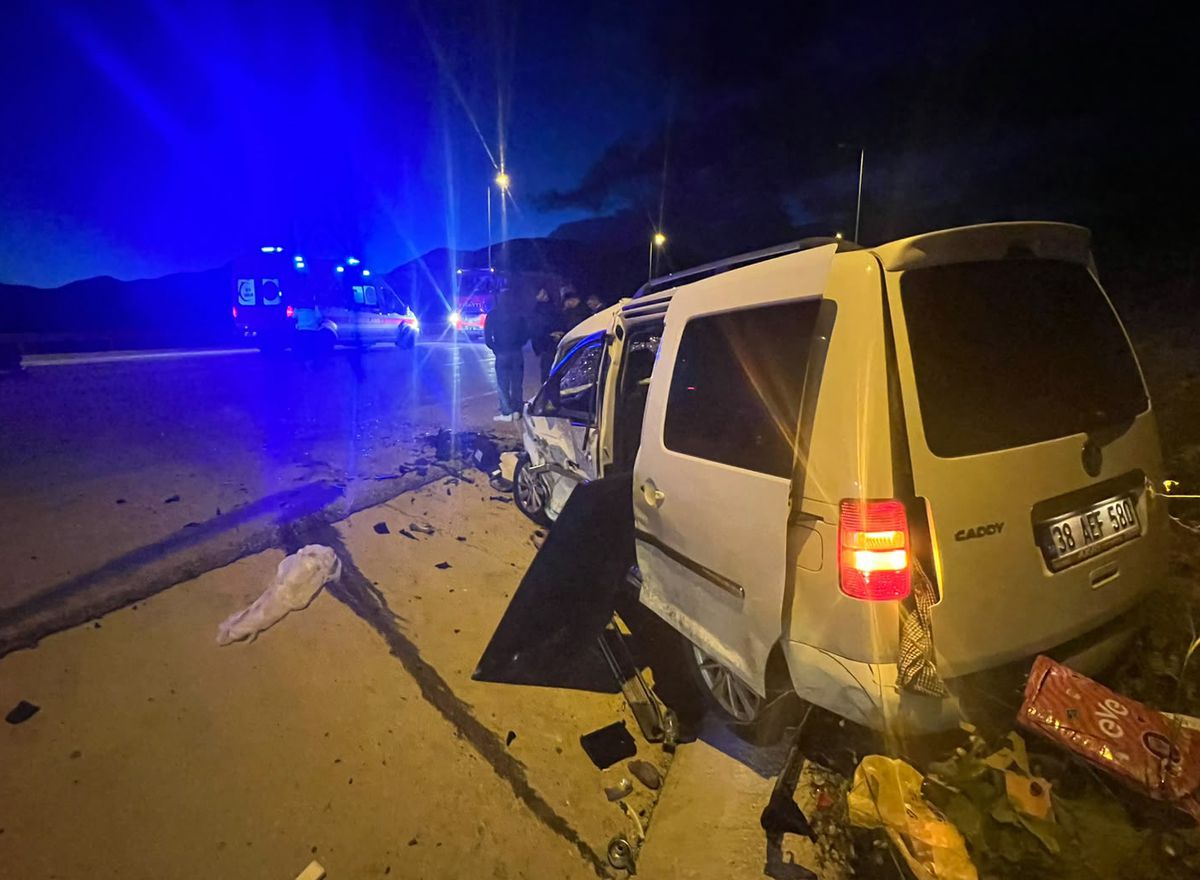 Kayseri'de hafif ticari araç ile otomobil çarpıştı: 1 ölü, 6 yaralı