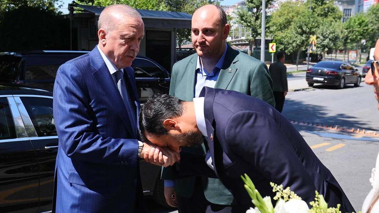 Cumhurbaşkanı Erdoğan, AK Parti İstanbul İl Başkanlığını ziyaret etti