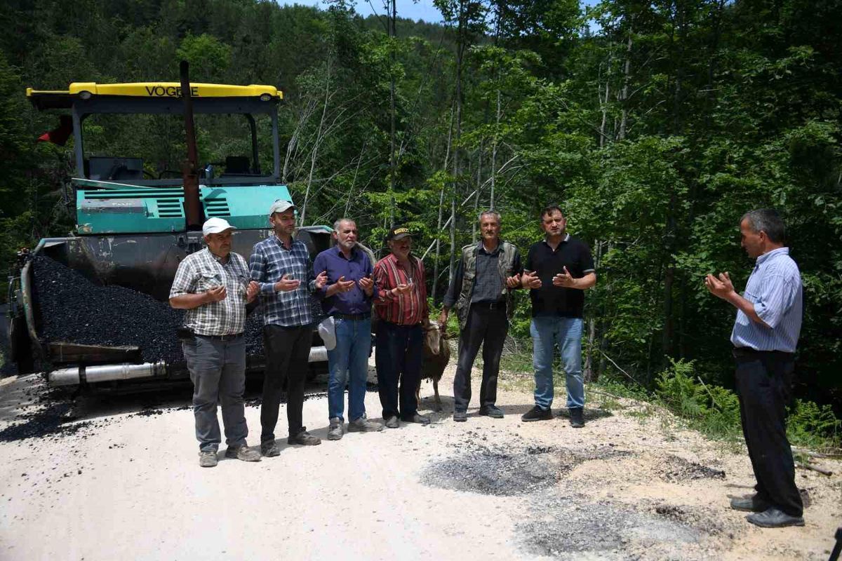 Köy yolları asfaltlanan vatandaşlar şükür kurbanı kesti