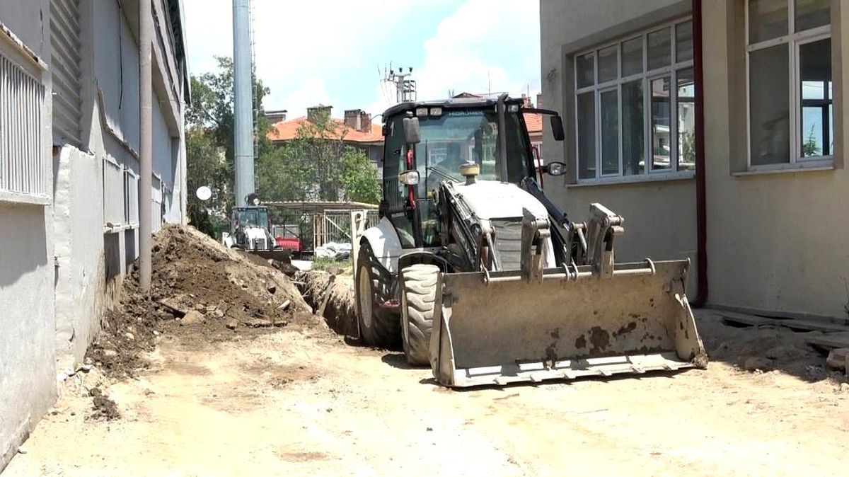 Isparta'da kanalizasyon hattı çalışmasında göçük meydana geldi: 1 işçi yaralandı
