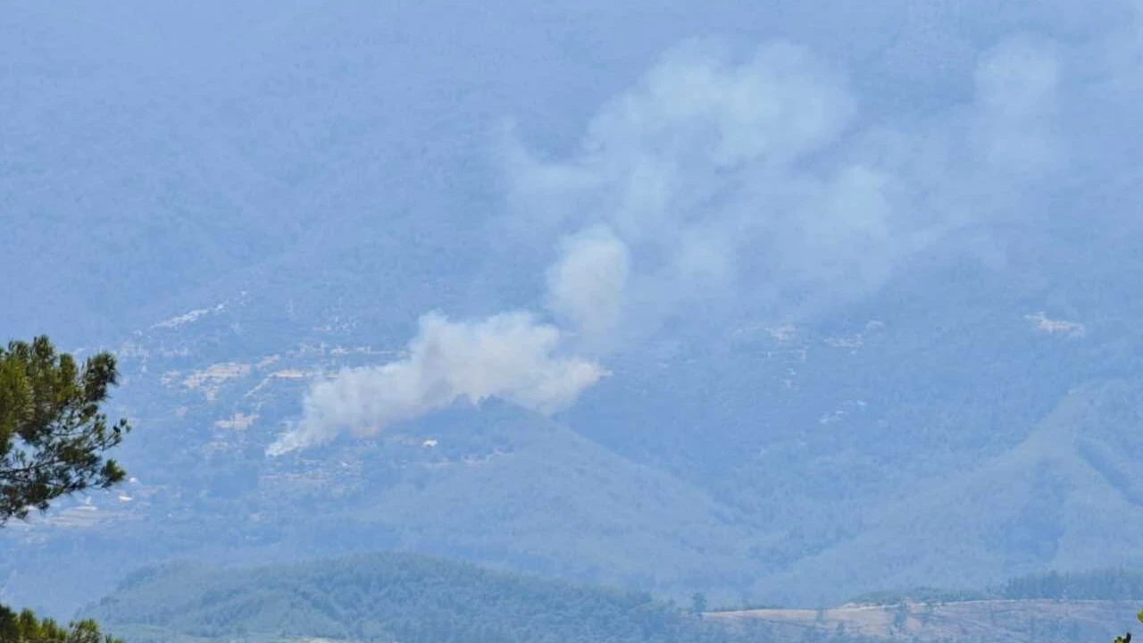 Antalya'da ormanlık alanda korkutan yangın: 2 helikopterle müdahale edildi