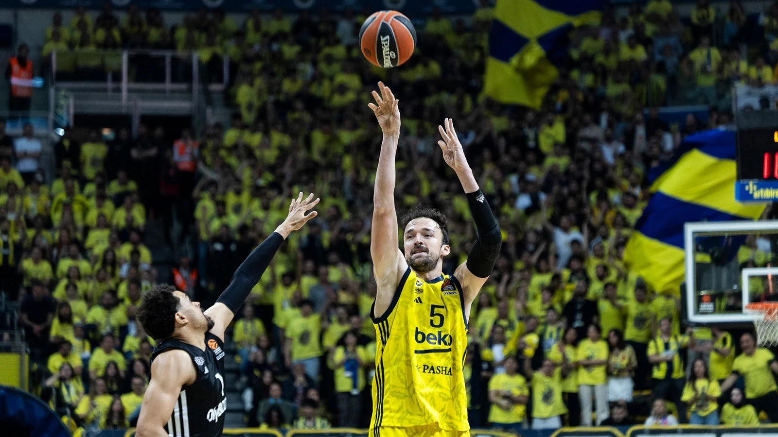 Fenerbahçe, Sertaç Şanlı'yı yeniden kadrosuna kattı