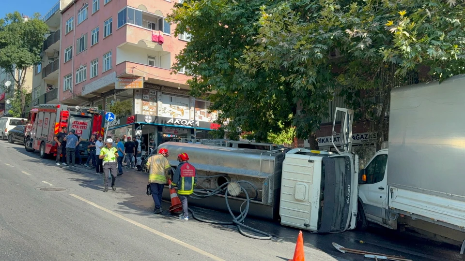 Su tankerin çarptığı ticari aracın sürücüsü yaralandı