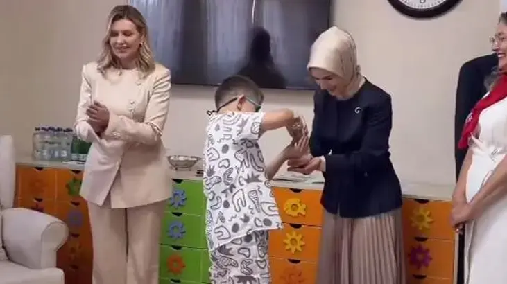 Bakan Göktaş ve Ukrayna Devlet Başkanı’nın eşi Ukraynalı çocukları ziyaret etti
