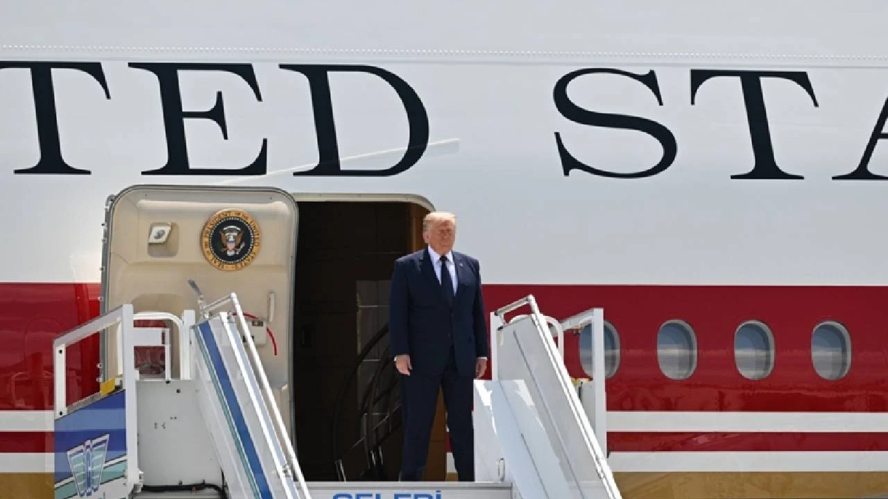 Trump dönüş yolunda eski Air Force One'ı kullandı: Katar'ın hediye ettiği uçakta güvenlik endişesi mi var?