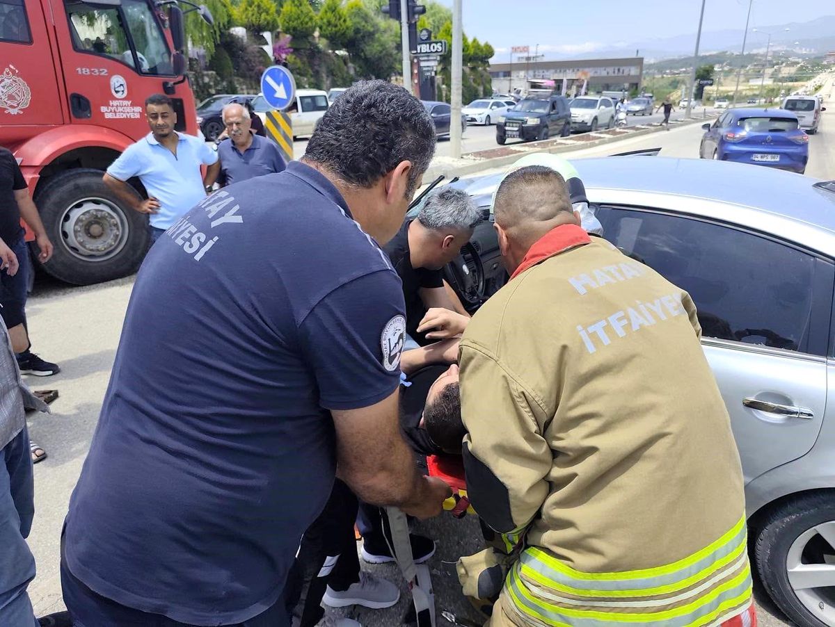 Defne'de kamyonla çarpışan otomobilin sürücüsü yaralandı